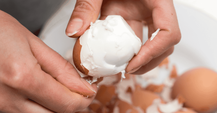 Peel-eggs-in-5-seconds-The-secret-is-the-glass.png