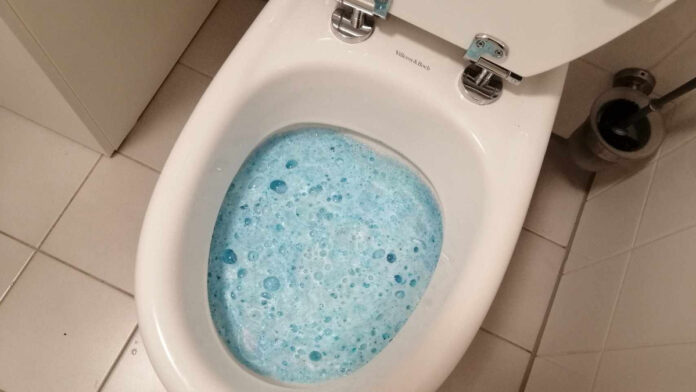 Cleaning-Toilet-foam-in-the-test-Does-active-foam.jpg