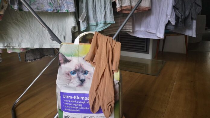 Washing-Drying-laundry-in-the-apartment-with-cat-litter.jpg
